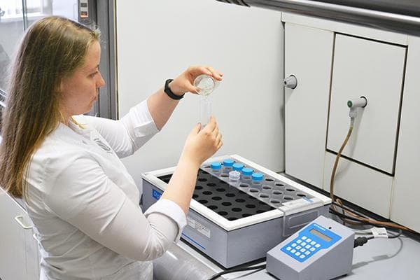 Assistant de laboratoire examinant le vinaigre