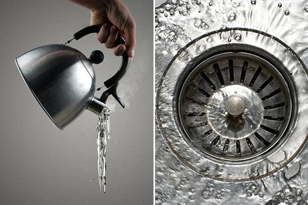 Nettoyer un évier bouché avec de l'eau bouillante