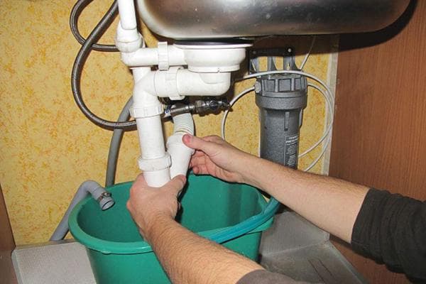 Démontage du siphon sous l'évier pour le nettoyage