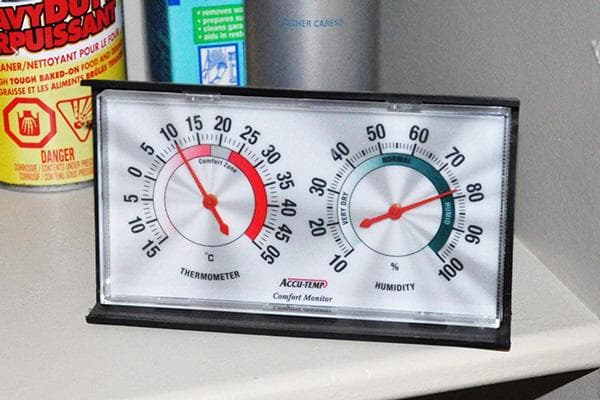 Hygromètre sur une étagère dans le garage