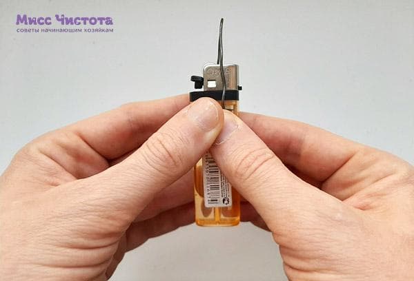 Placez les extrémités du fil sur les côtés larges du briquet.