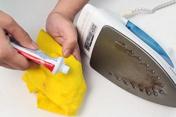 Nettoyer le fer avec du dentifrice