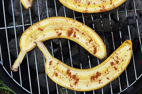 Faire griller des bananes