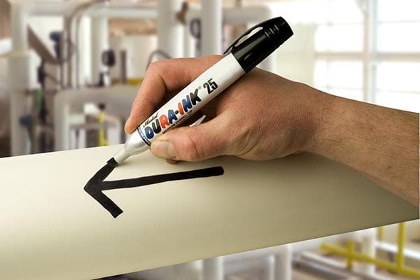 Un homme dessine une flèche avec un marqueur noir