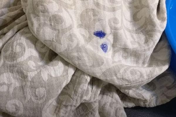 Tache de marqueur sur le tissu