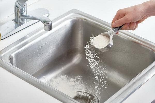 Évier en acier inoxydable saupoudré de farine