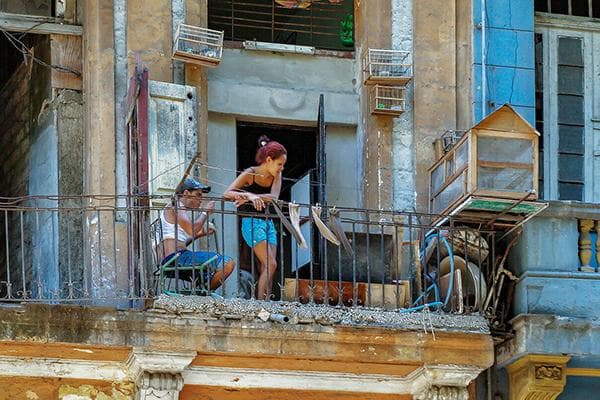 Fille sur un balcon encombré