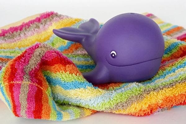 Jouet baleine et vieille serviette