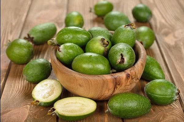 Fruits Feijoa dans un bol en bois