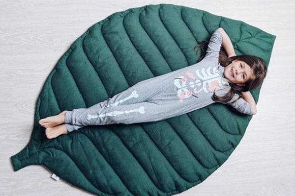 Fille sur un tapis de feuilles