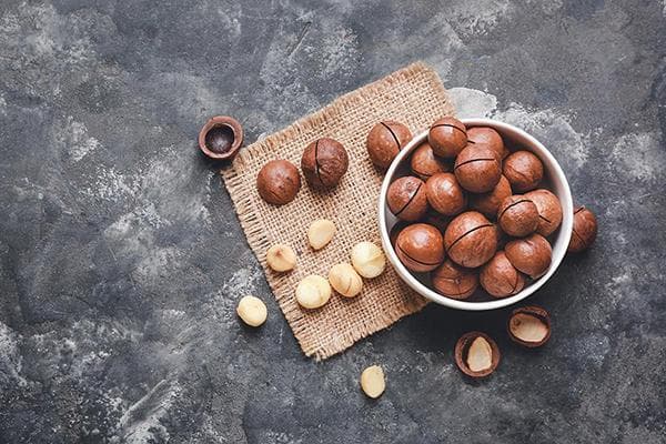 Noix de macadamia à coques entaillées