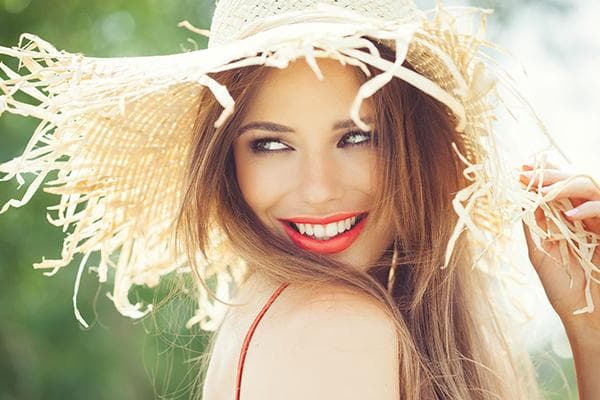 Fille avec un sourire blanc comme neige