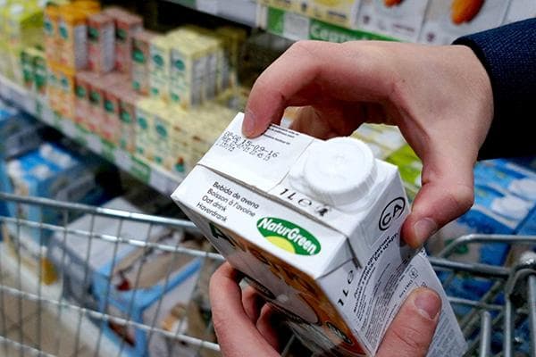 Vérifier la date de péremption du lait végétal en magasin