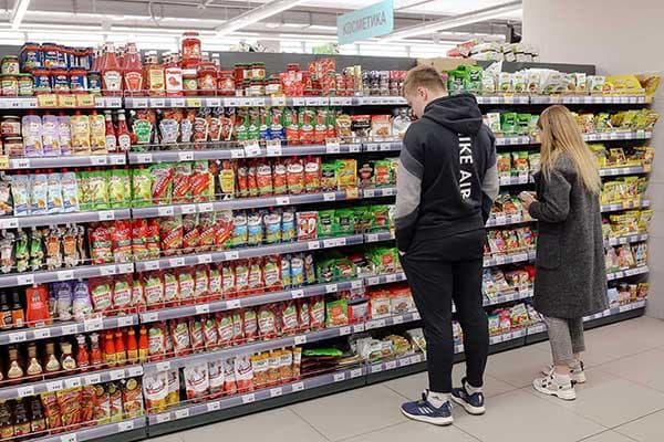Sélection de produits dans un supermarché