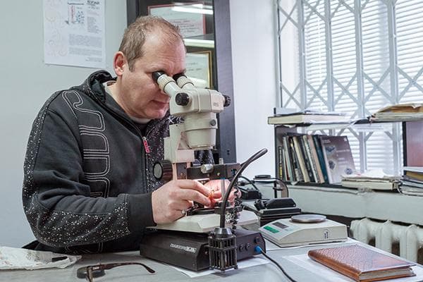 Homme derrière un microscope