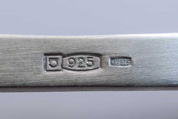 Échantillon sur une cuillère en argent