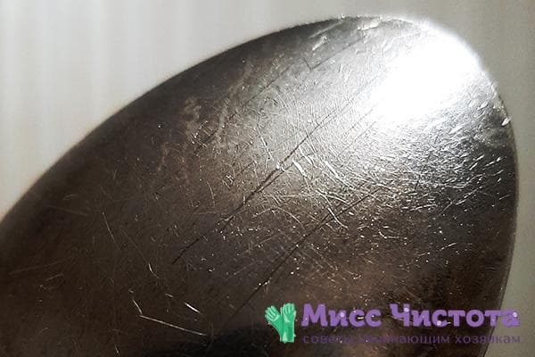 Rayures sur une cuillère en cupronickel