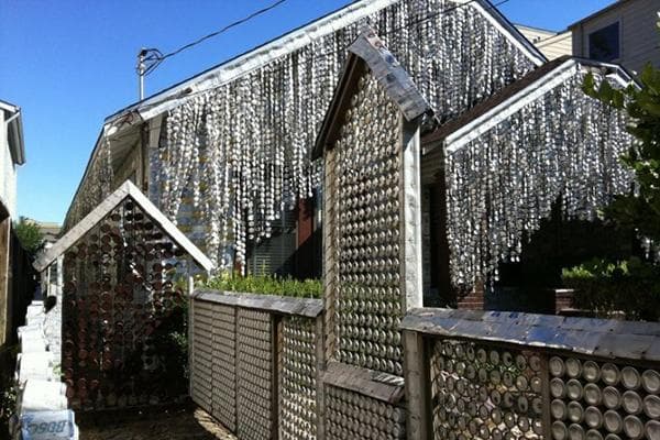 Décor d'une maison privée avec des boîtes de conserve