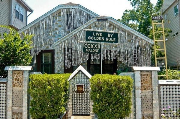 Décoration de façade de maison réalisée à partir de boîtes de conserve