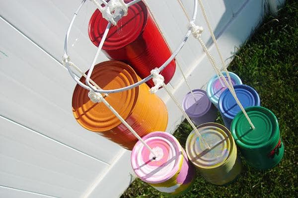 Répulsif pour oiseaux fabriqué à partir de boîtes de conserve peintes