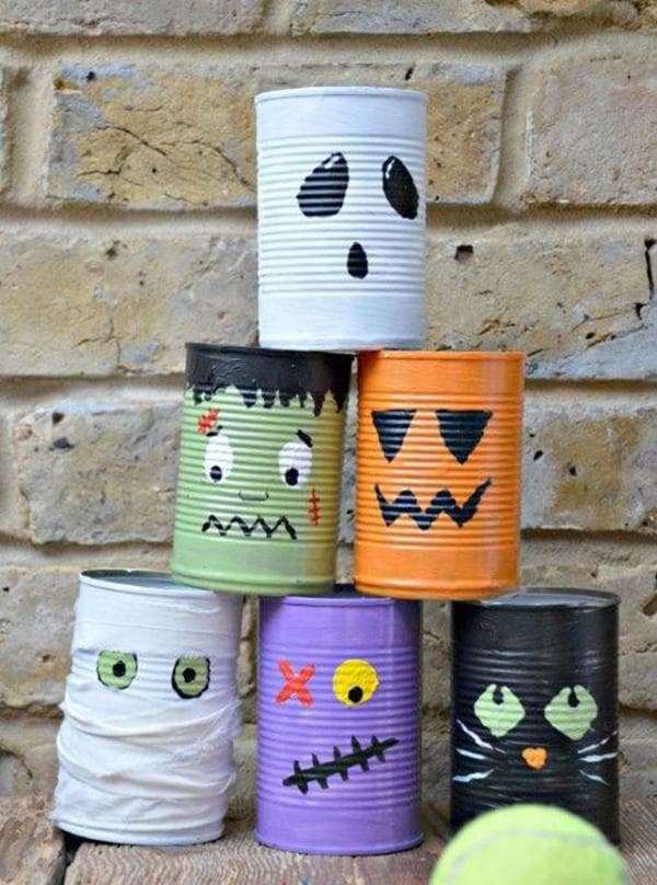 Boîtes de conserve peintes avec des grimaces