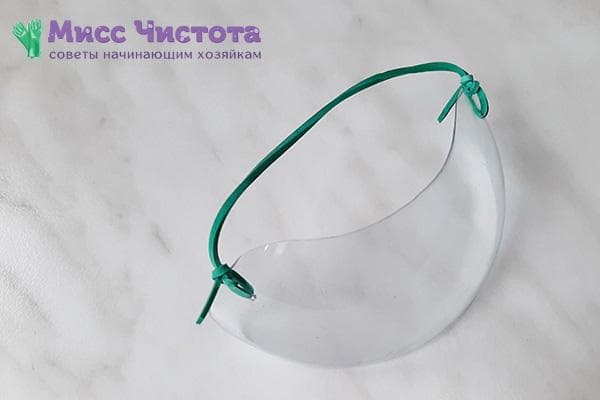 Dispositif de protection des doigts lors du déchiquetage avec un couteau, fabriqué à partir d'une bouteille en plastique