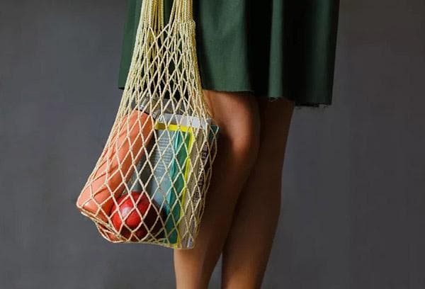 Femme avec sac à ficelle