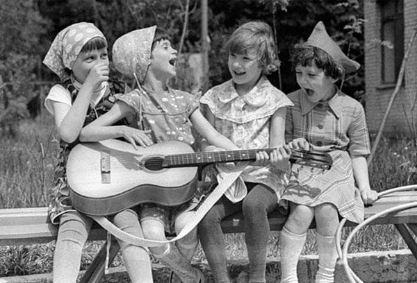 Enfants soviétiques dans un camp d'été