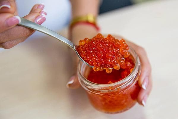 Cuillère de caviar rouge