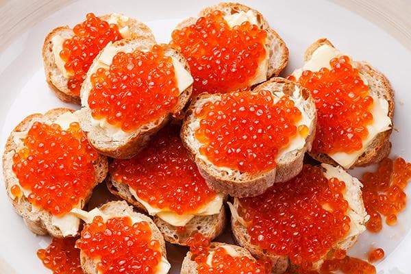 Sandwichs au caviar rouge