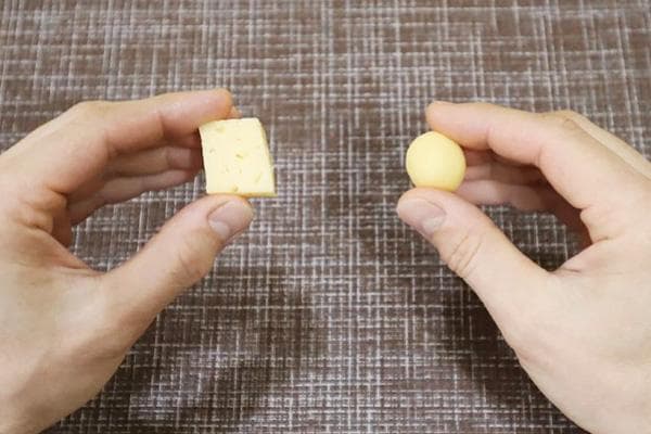 Vérifier le fromage en le roulant