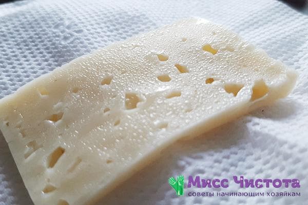 Gouttes d'humidité sur un morceau de fromage