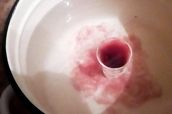 Dissoudre le vin rouge dans l'eau