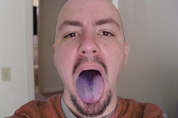 Langue bleue après le vin