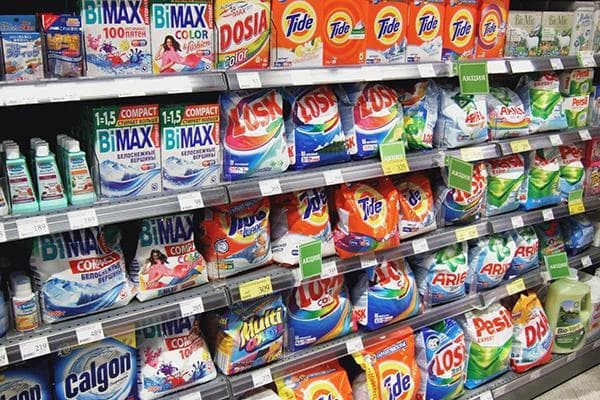 Assortiment de lessives dans un magasin