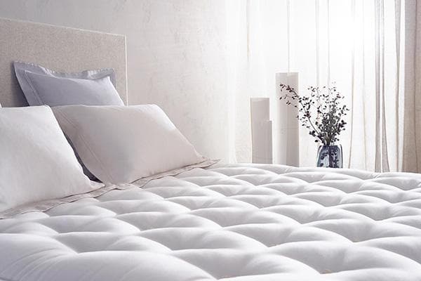 Matelas propre sur le lit