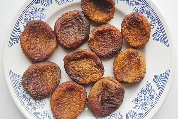 Abricots secs sur une assiette