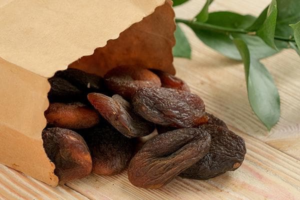 Sac en papier aux abricots secs