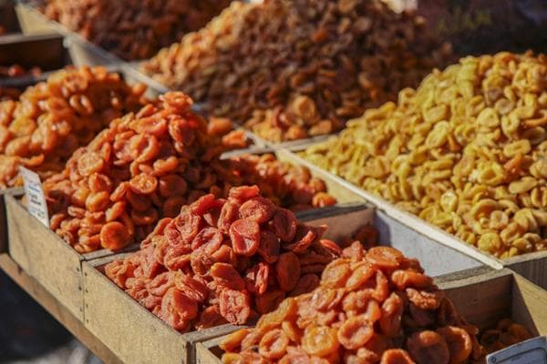 Assortiment d'abricots secs sur le comptoir