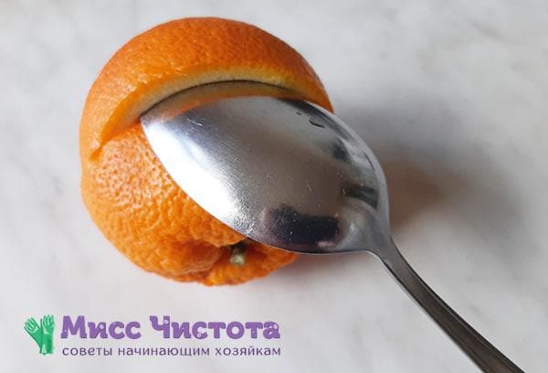 Éplucher une orange à l'aide d'une cuillère