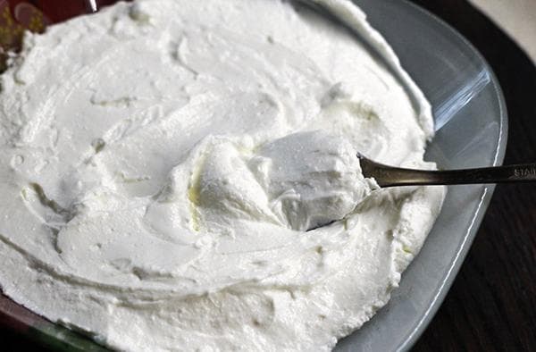 Fromage à pâte molle fait maison à partir de kéfir congelé
