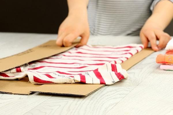 Dispositif pour plier des vêtements en carton