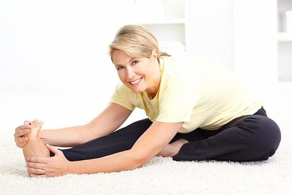 Femme faisant du yoga