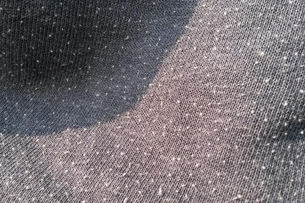 Pilules sur un cardigan en laine