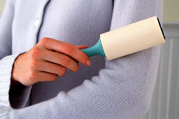 Utiliser un rouleau collant pour vêtements