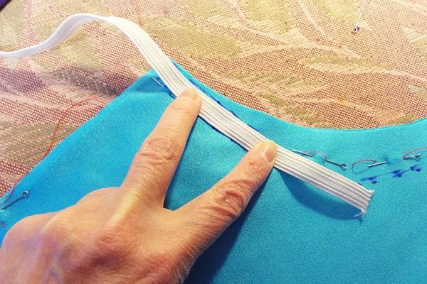 Élastique avant de coudre sur les vêtements