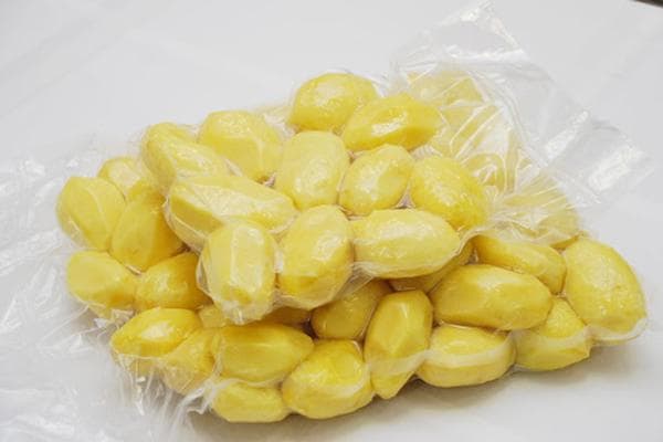Pommes de terre pelées dans des sacs sous vide