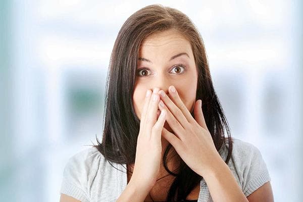 Femme couvrant son nez