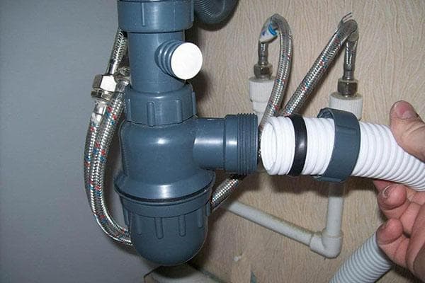 Siphon pour eaux usées sous l'évier