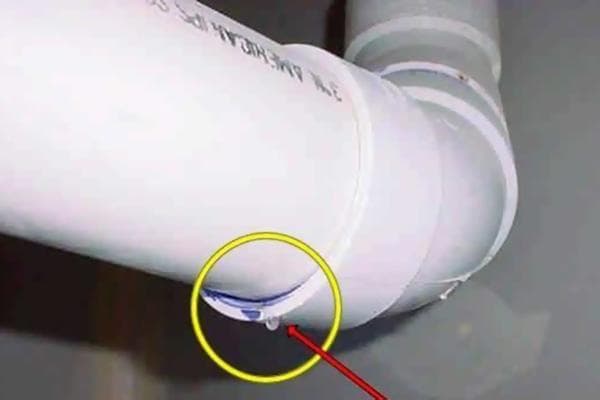 Fuite du tuyau d'égout